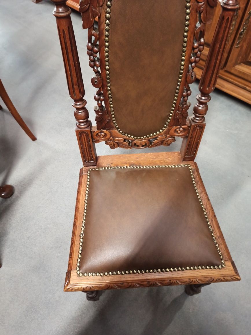 Rzeźbione krzesła, krzesło