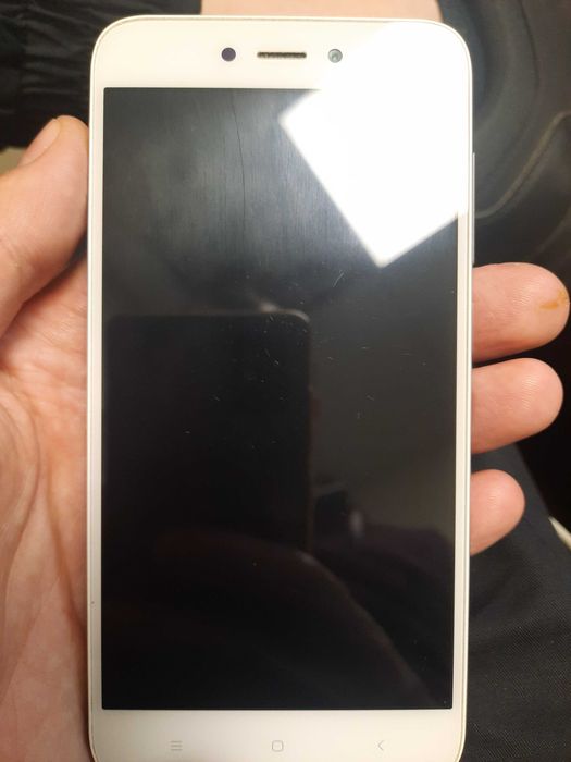 Телефон Xiaomi Redmi 5A 2/16 ( слабая батарея )