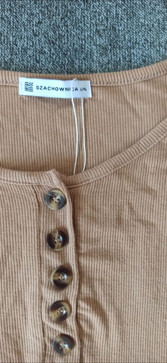 Camelowa bluzka ozdobne guziki Szachownica