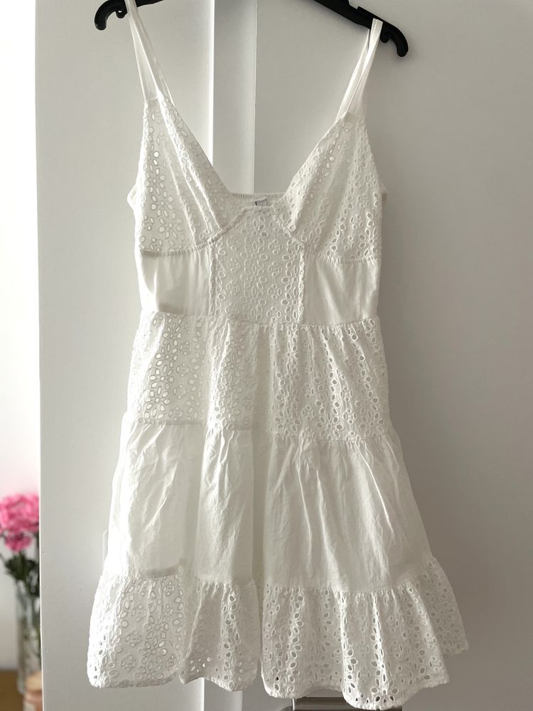 Biała sukienka stradivarius 36