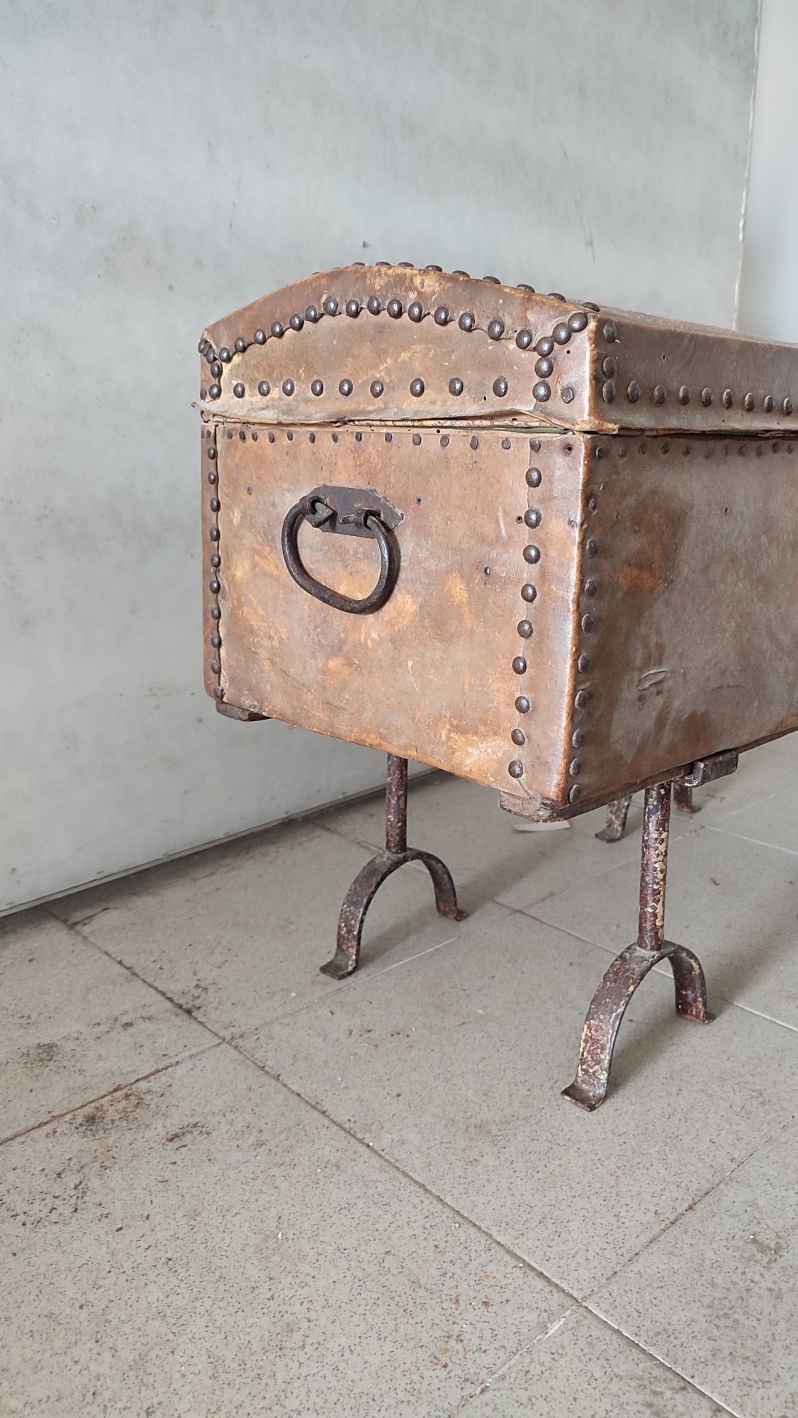 Baú com suporte em metal