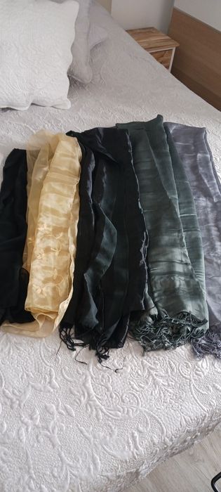 Lenços para mulheres variadas. Preco entre 4 e 10€