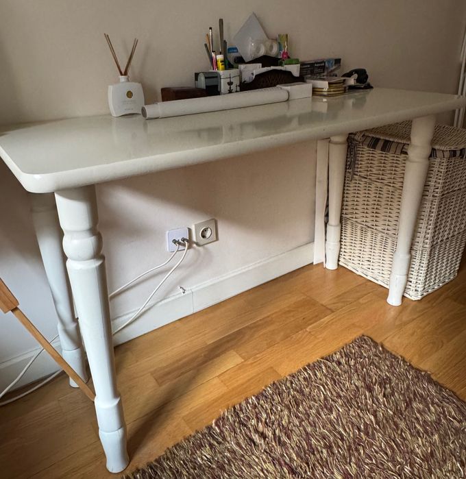 Mesa de madeira branca