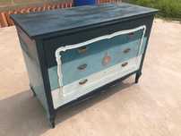 Cómoda restaurada com pintura em tons marinhos