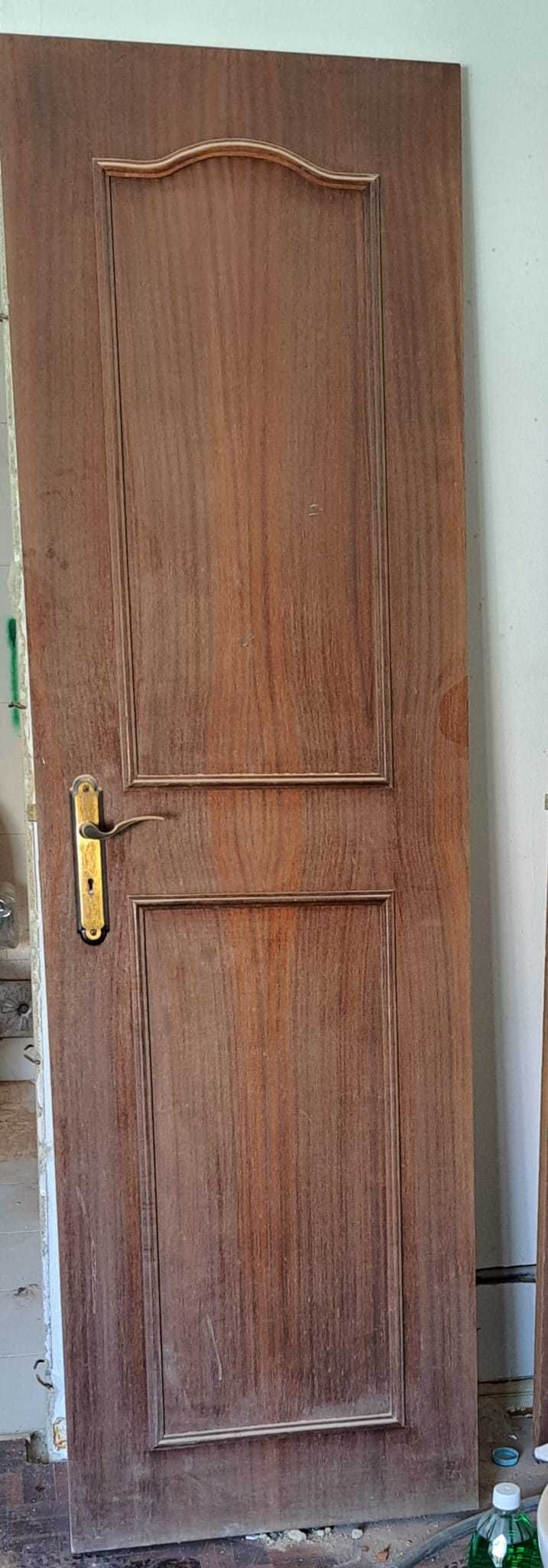Portas de madeira com puxador