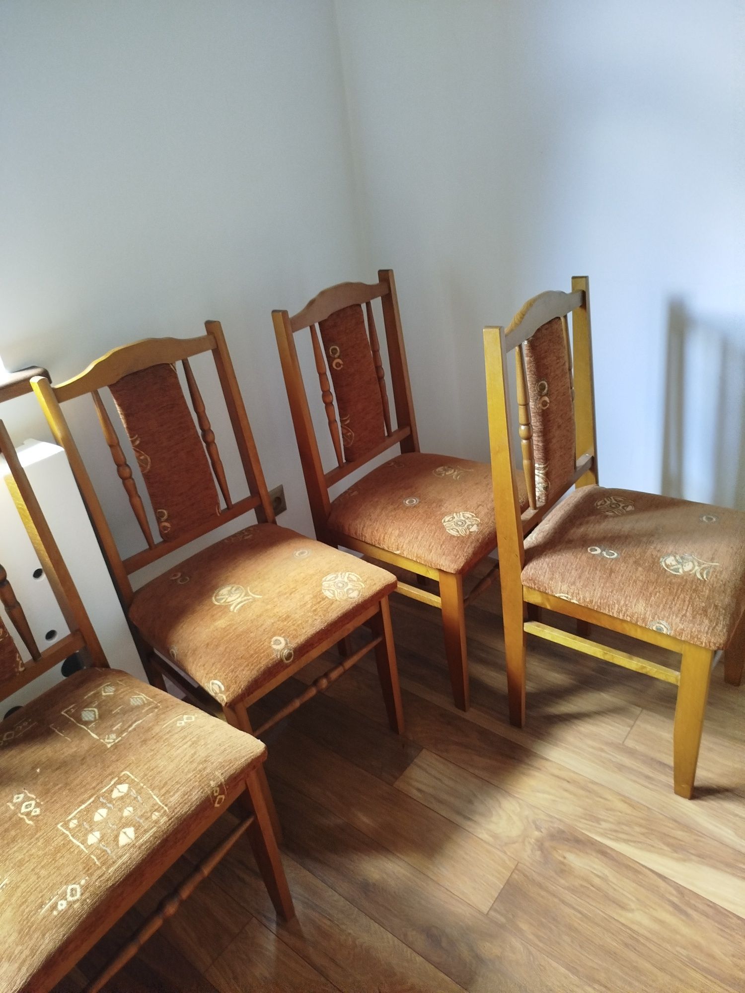 Komplet drewnianych, tapicerowanych krzeseł