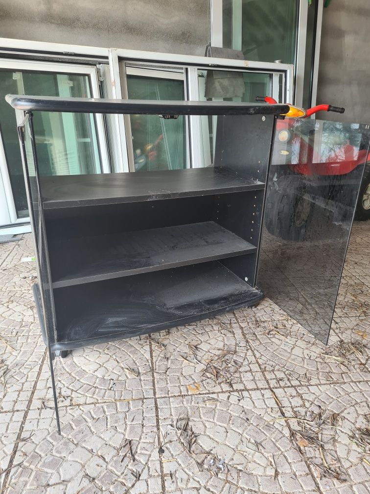 Movel com portas de vidro