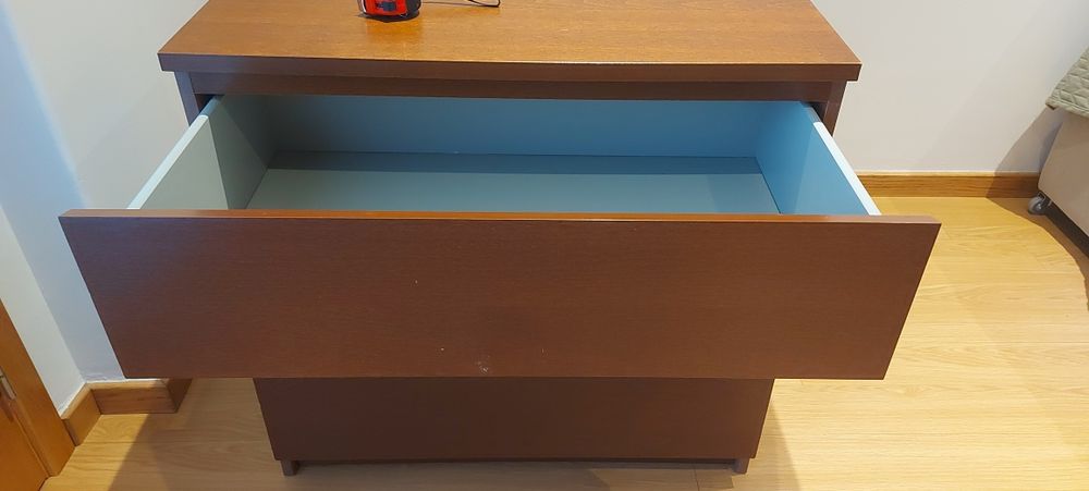 Cómoda castanha ikea