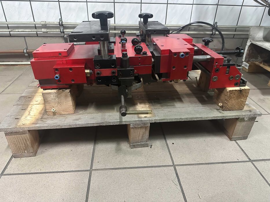 Podajnik pneumatyczny do prasy tandem