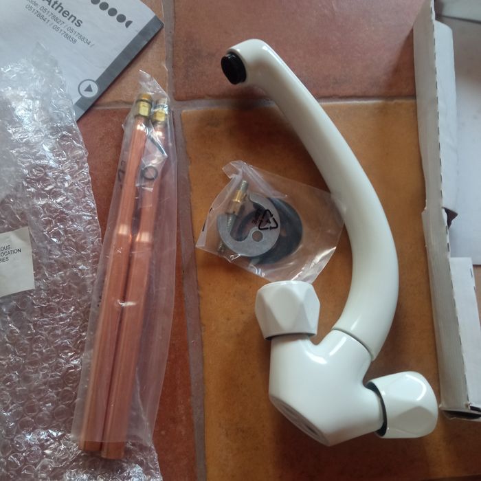 Продам новый смеситель с латунными трубками