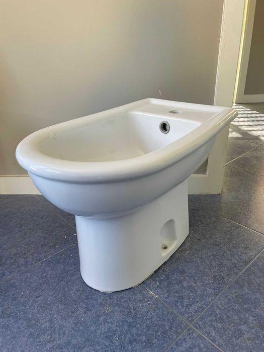 Bidé bem conservado — ideal para remodelação