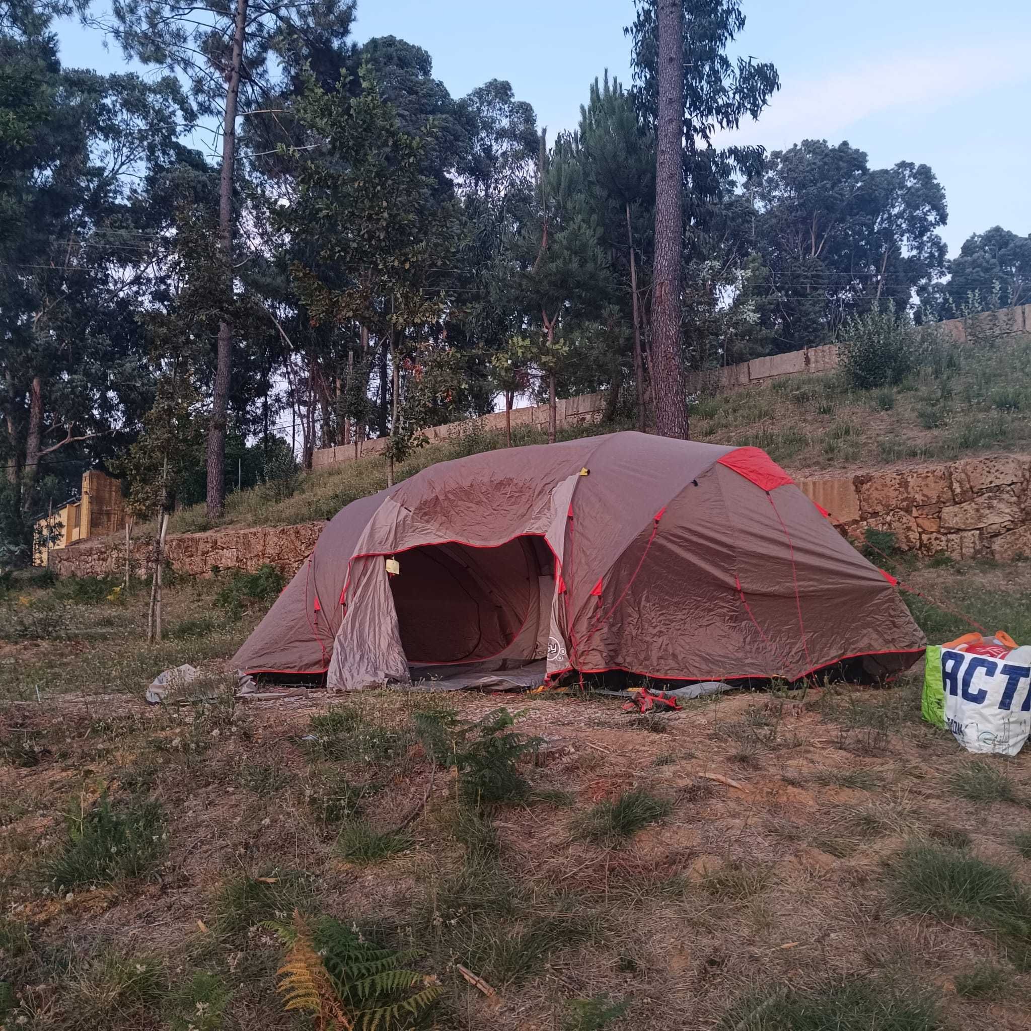 Tenda grande com 2 quartos e sala