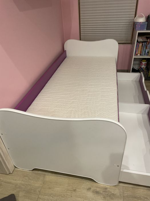 Łóżko dziecięce z materacem i schowkiem na pościel