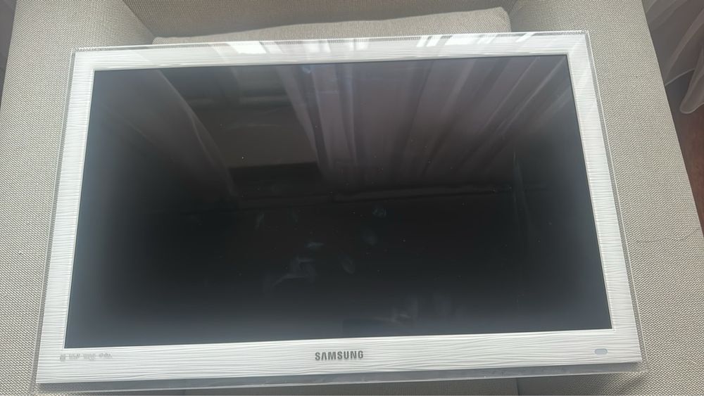 Телевизор Samsung старый но полностю рабочий