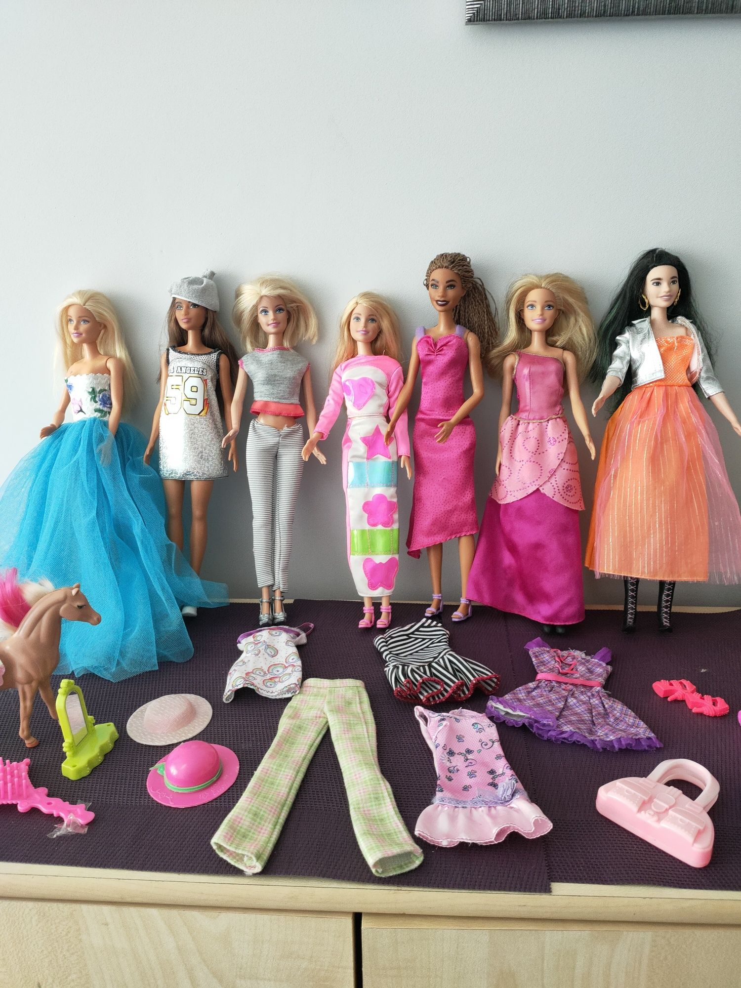 Zestaw lalek Barbie z akcesoriami.
