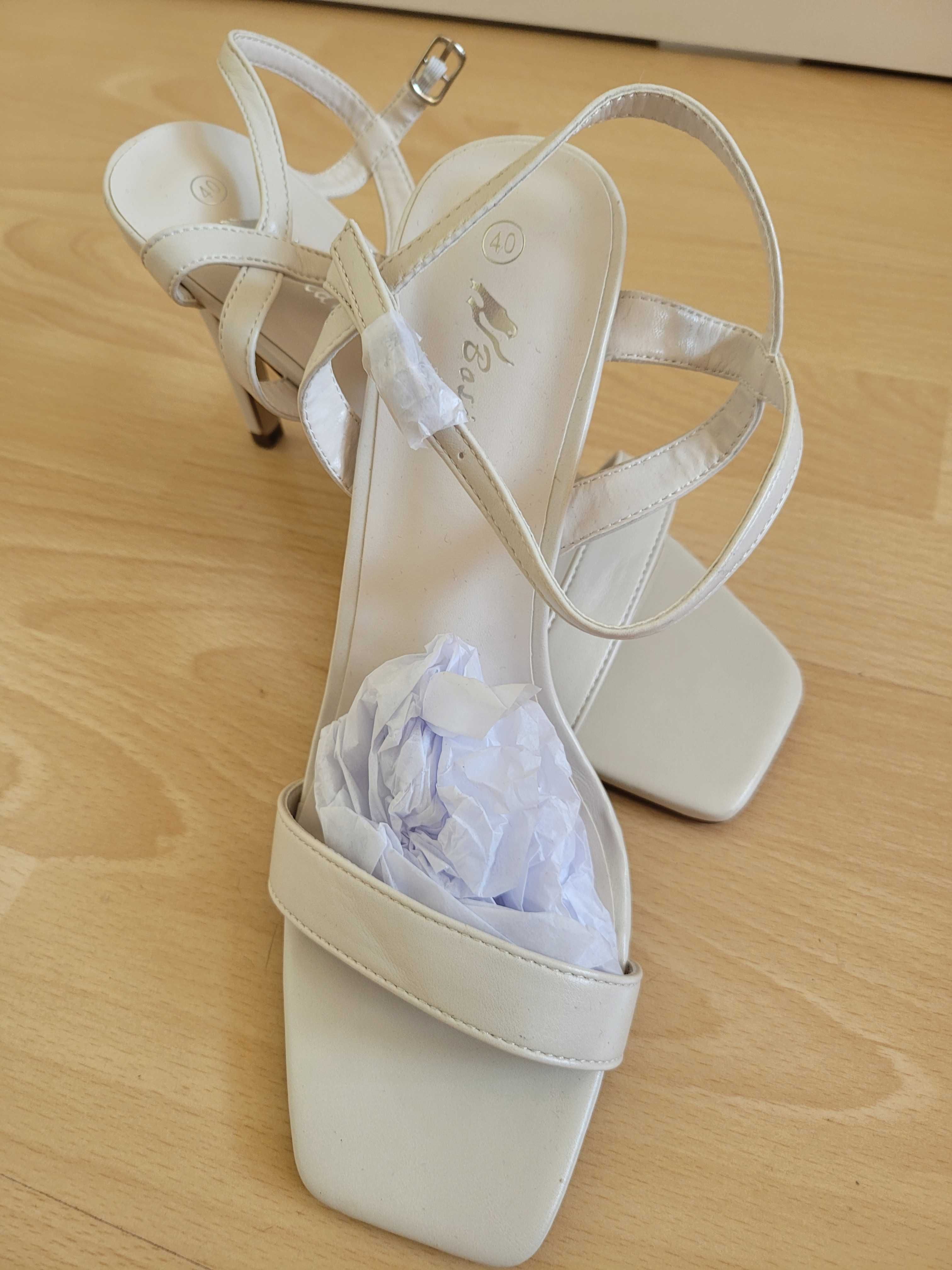 Nowe jasno beżowe buty sandały na obcasie renee