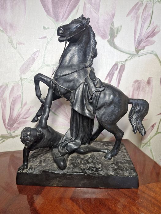 Упавший всадник статуэтка чугунная  Касли Куса