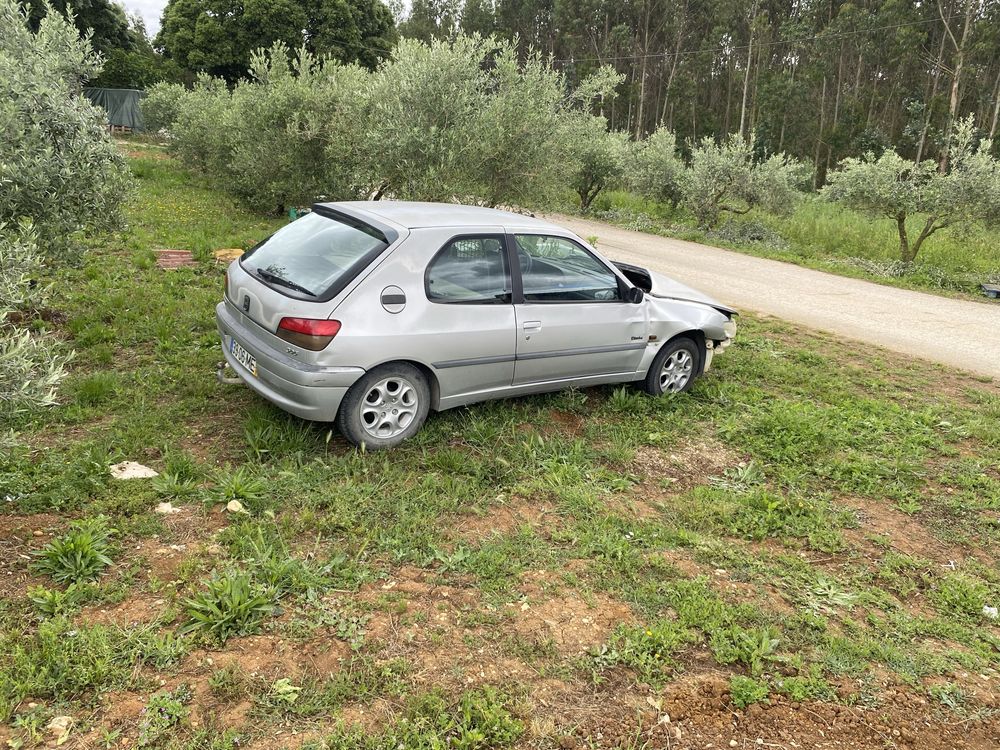 Peugeot 306 batido de frente para pecas