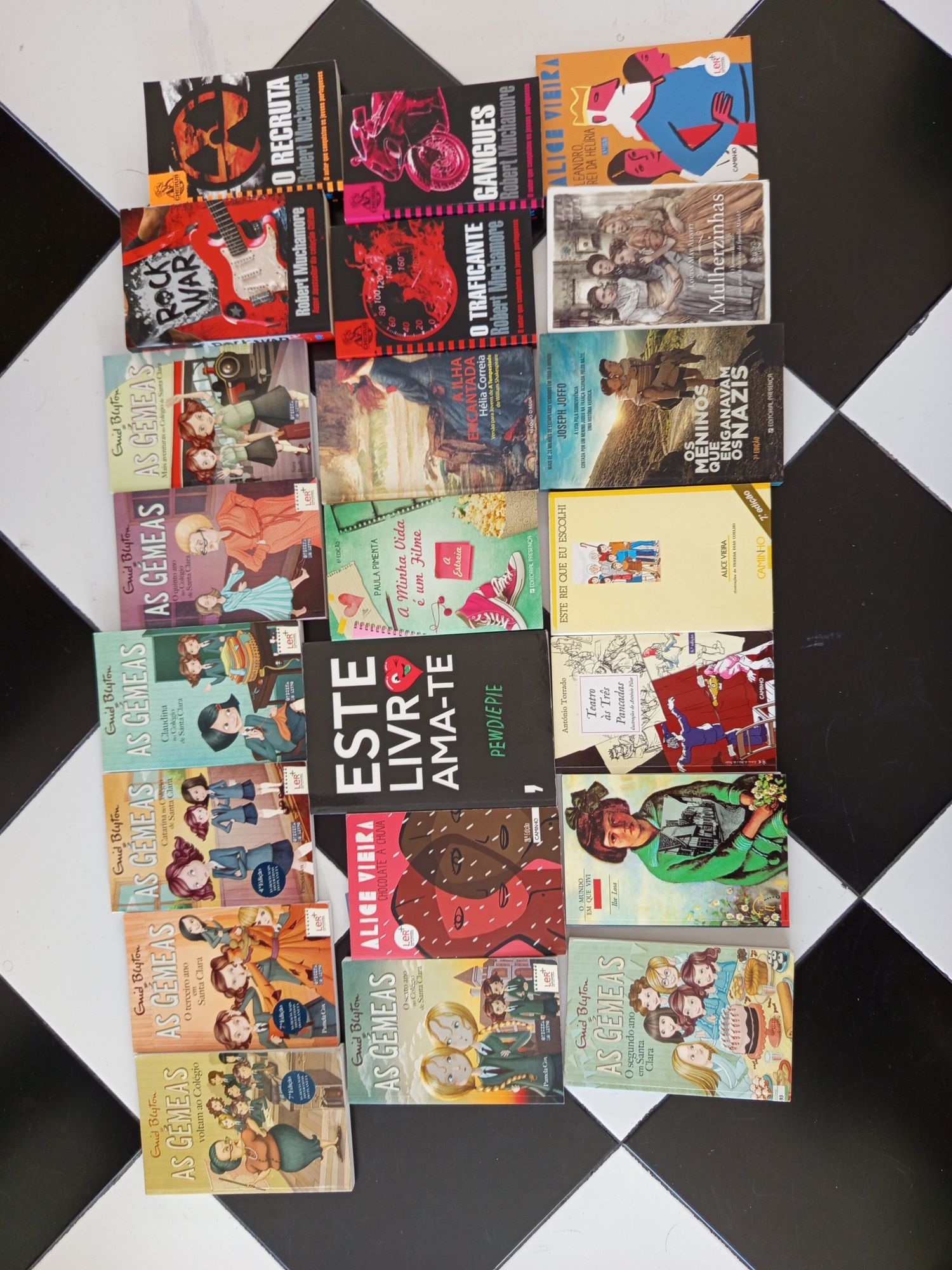 Livros vários pra desocupar