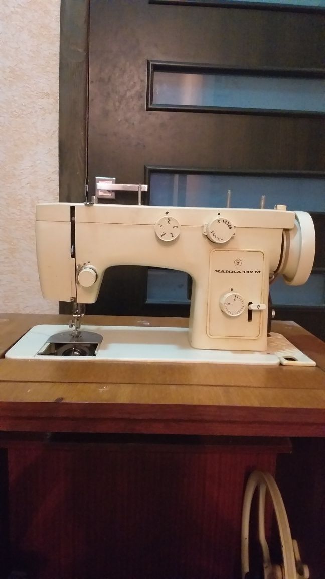 Продам швейную машинку Чайка