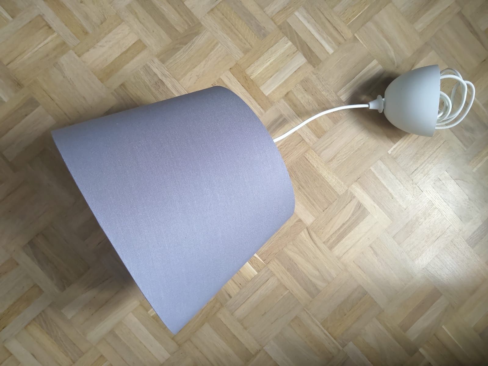 Lampa wisząca szary klosz i biały kabel z tkaniny: Jara/Sunneby z Ikea