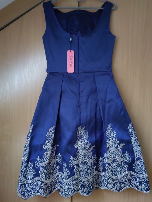 Suknia midi granatowa z beżowo-złotym haftem r. 38"Chi Chi London"nowa