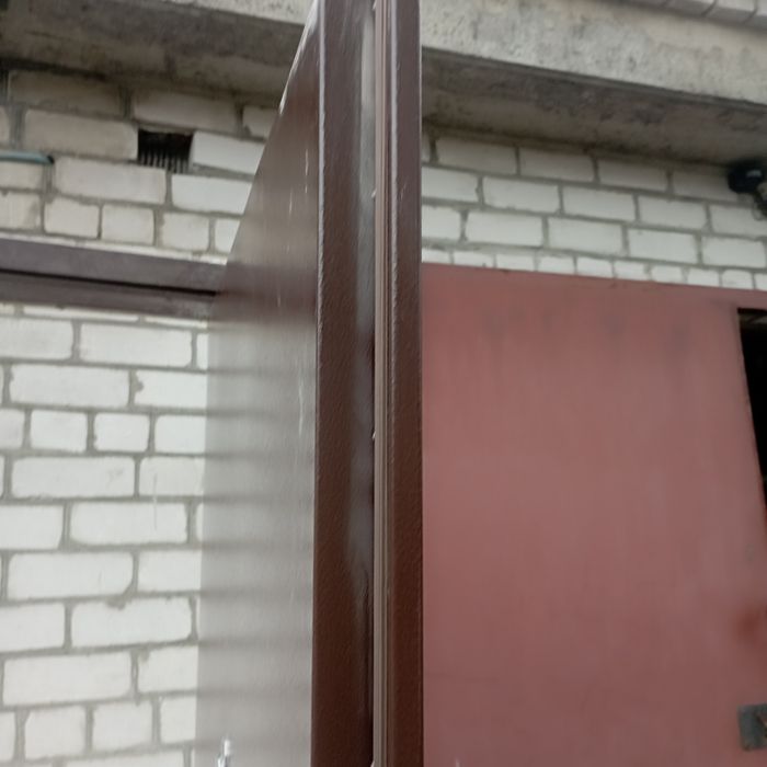 Продам двері вхідні металеві