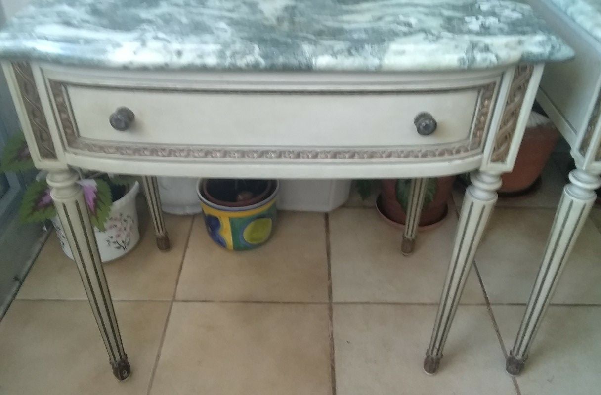 Mesa de cabeceira antiga com tampo em pedra