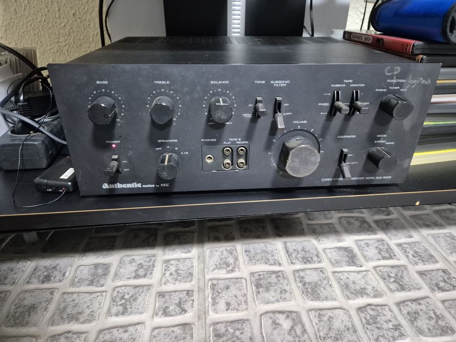 Colunas boost mais amplificador mesa de mistura e microfone