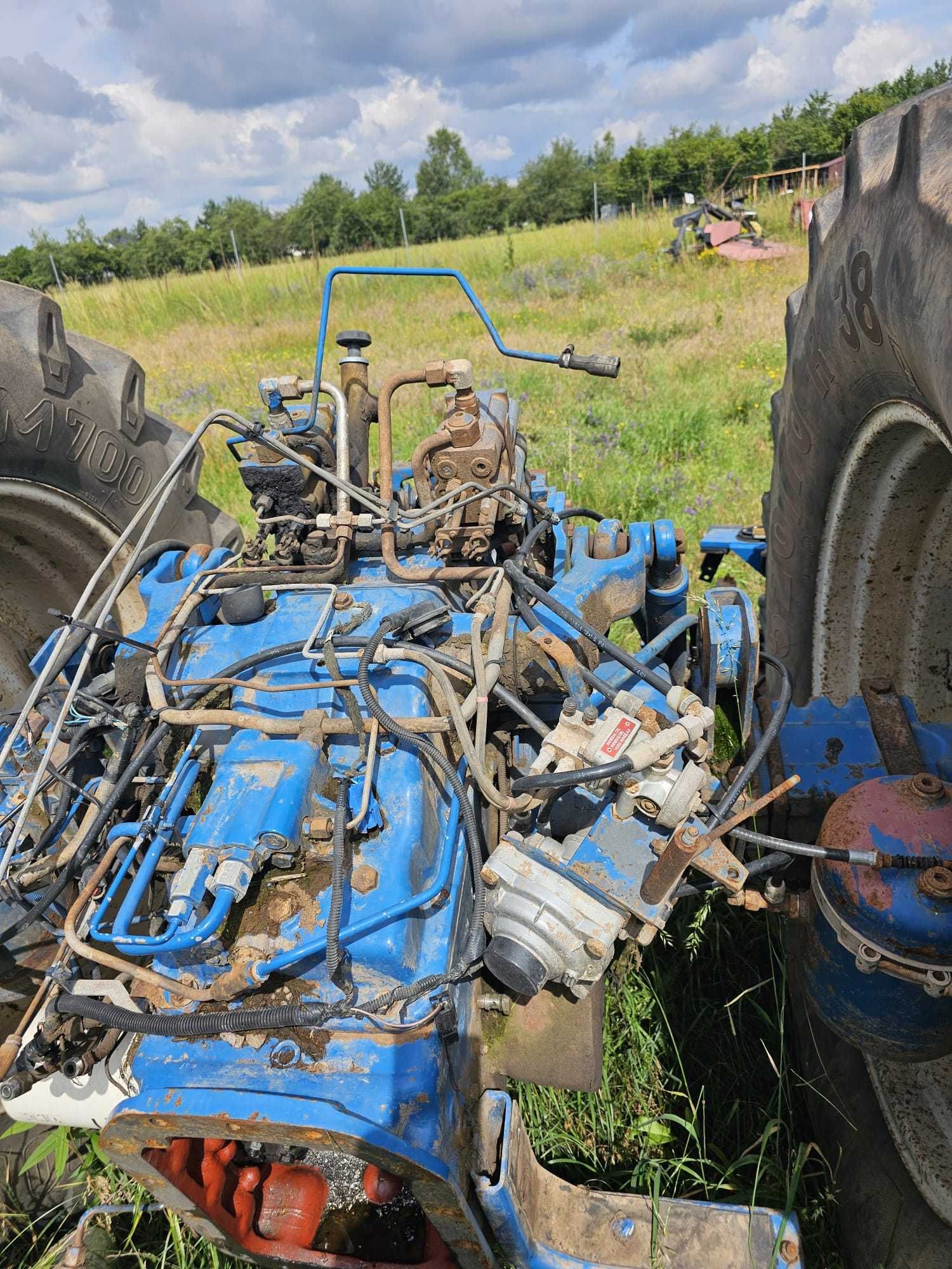 Ciągnik New Holland uszkodzony