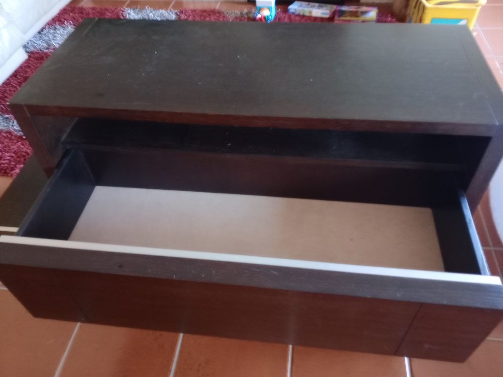 Móveis em madeira escura de TV