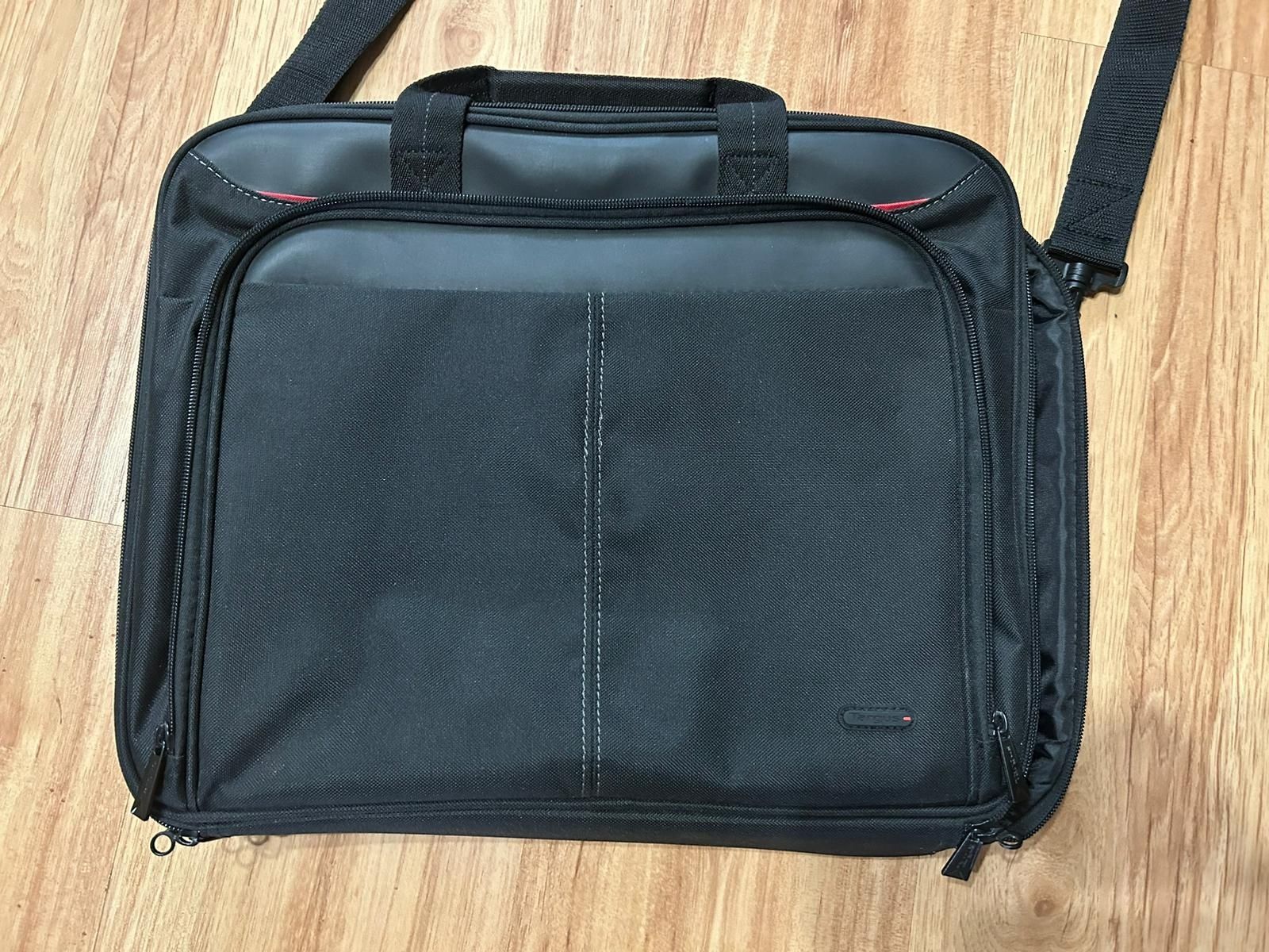 Targus Classic Clamshell Case 15,6'' czarna