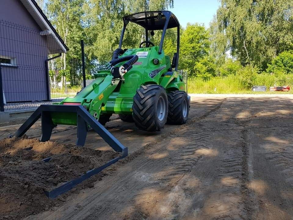 Zakładanie trawników, prace ogrodnicze, niwelacja terenu,wiertnica