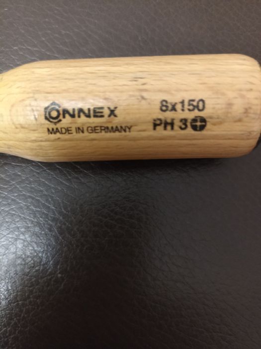 Отвёртка из качественного металла.