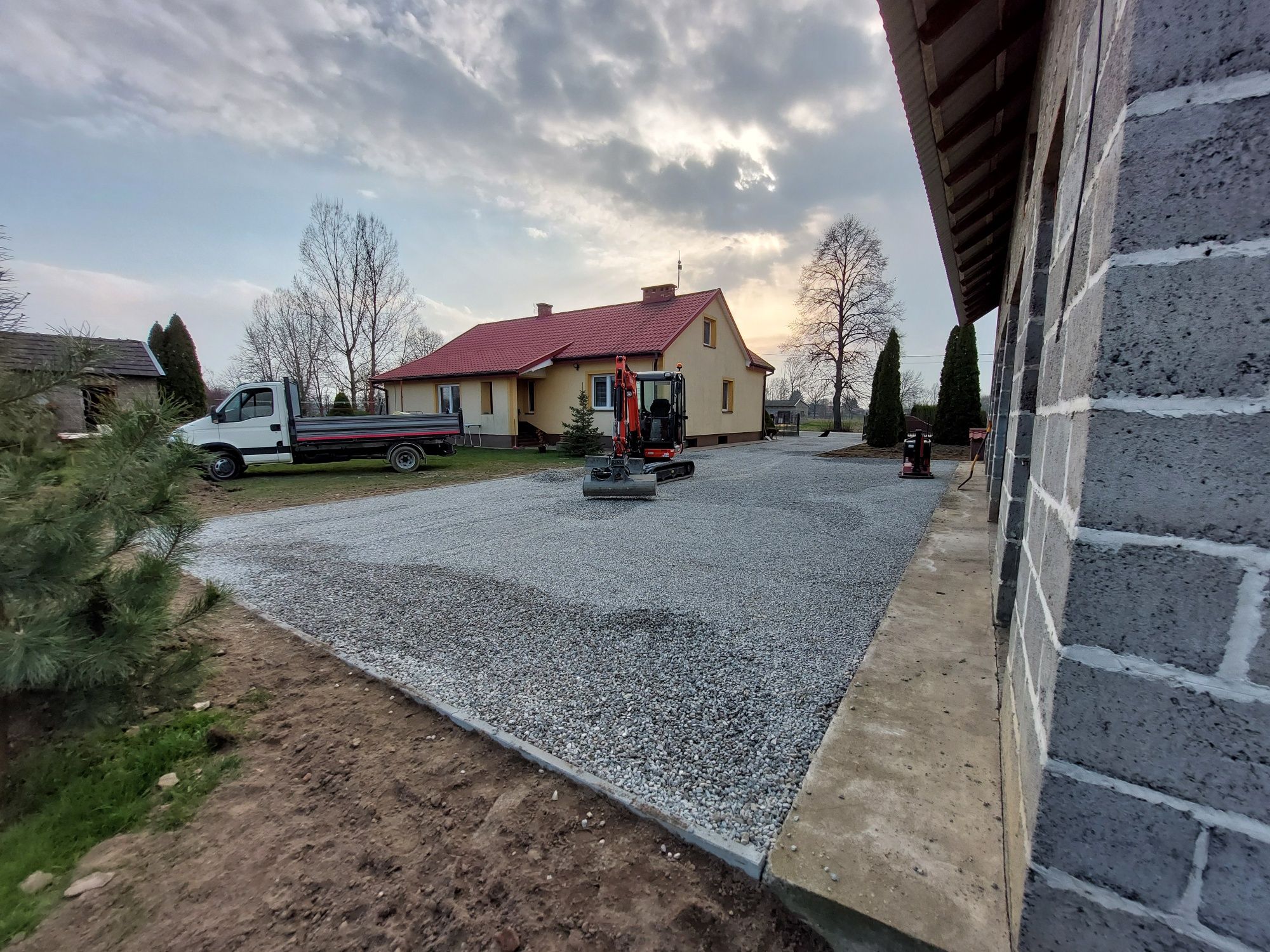 Usługi minikoparką i wywrotką 3.5t
