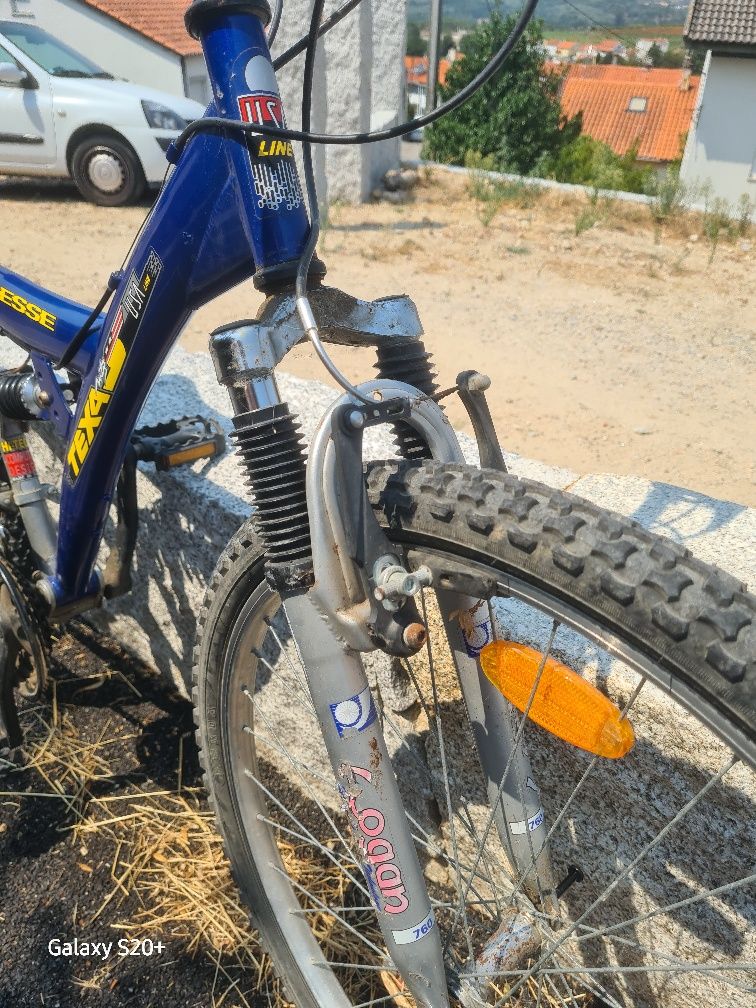 Bicicleta  com apenas 3 mudanças a 6 e a 3