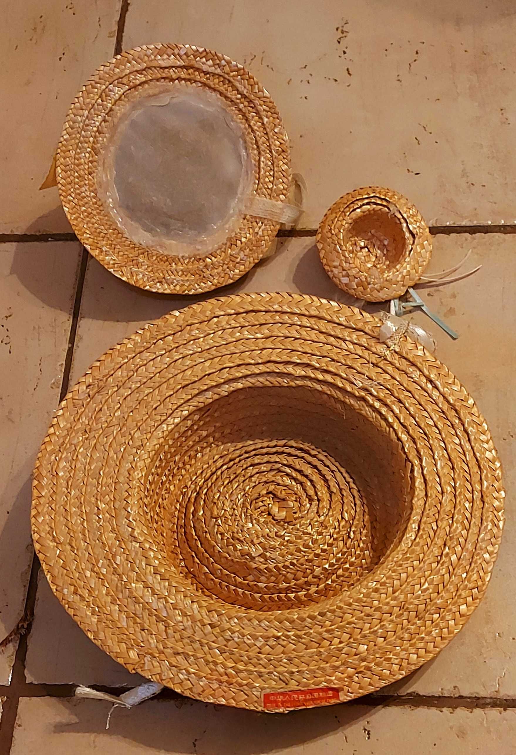 Kolekcja słomianych kapeluszy