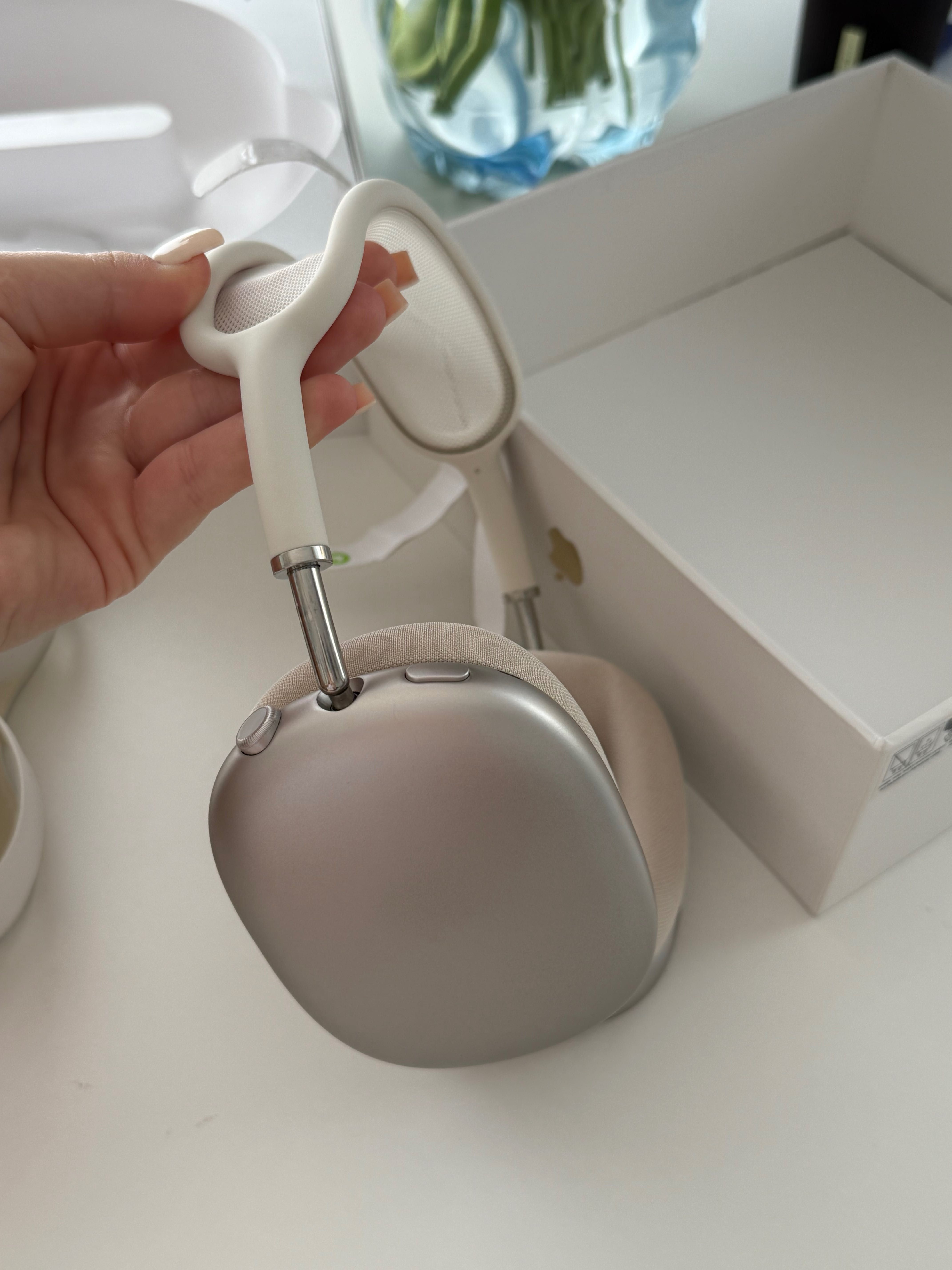 AirPods Max starlight