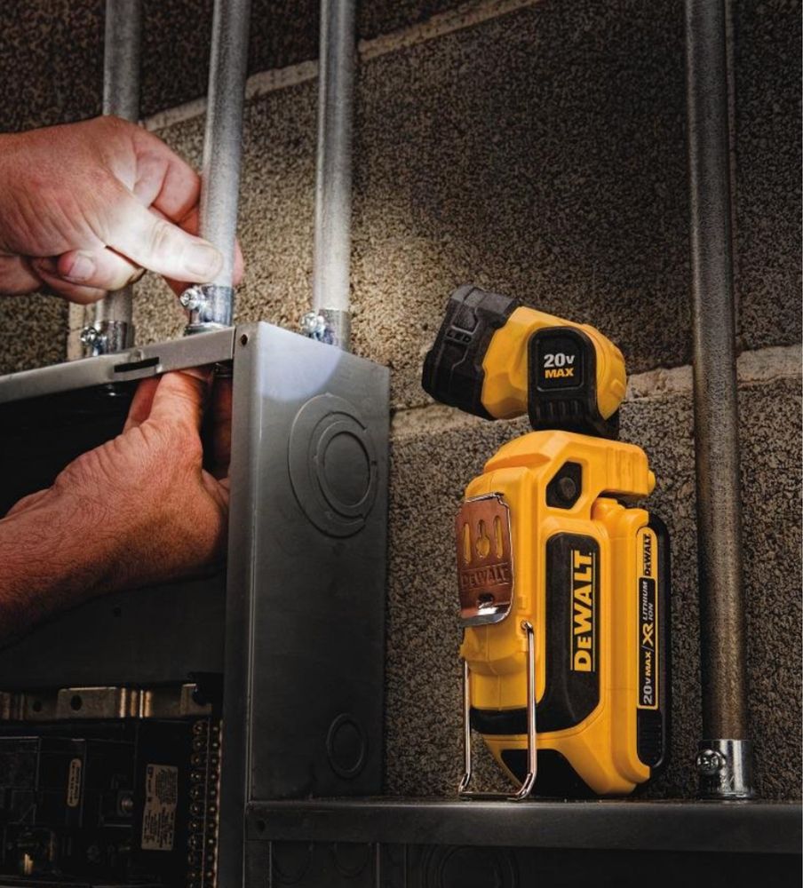 Аккумуляторный LED фонарь DEWALT DCL044 20v