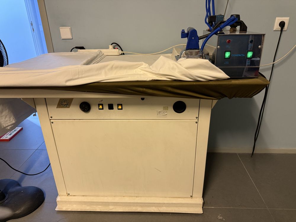 Mesa e ferro de engomar profissional Comel