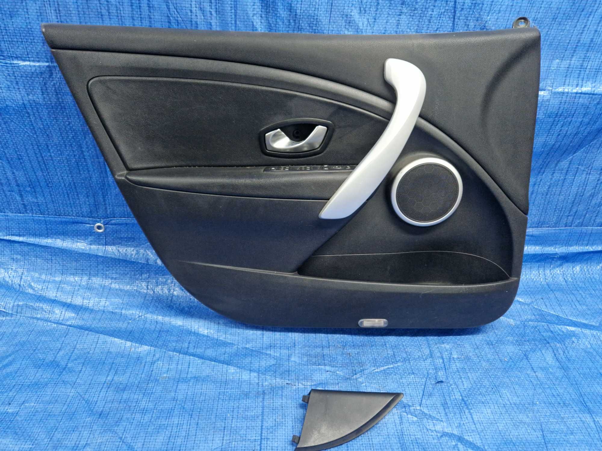 Renault Fluence  tapicerka boczek kierowcy