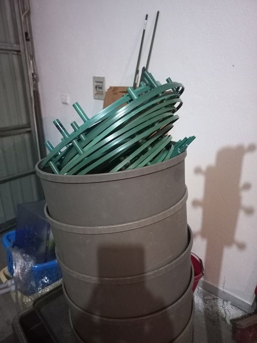 Vasos de tomateiros e pás