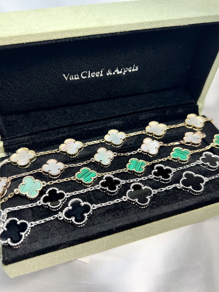 Золоті браслети у  стилі Van Cleef