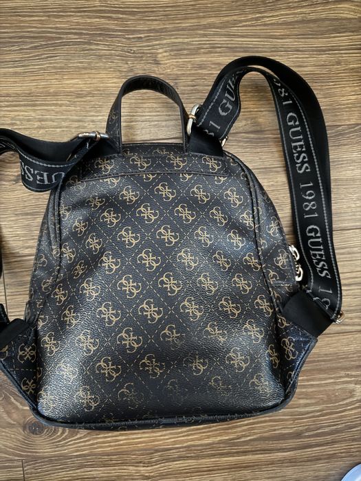 Mały plecaczek GUESS