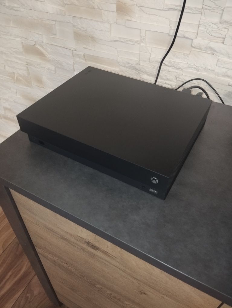 Konsola Xbox One X +2 pady