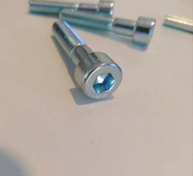 Parafusos 8x40mm Sextavado Interior Cabeça Cilíndrica + Chave (Novos)