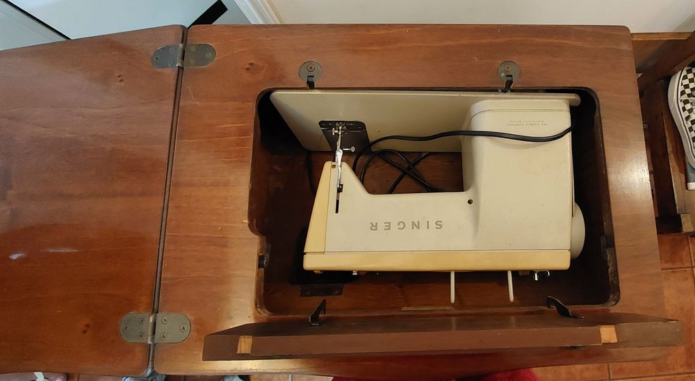Máquina de costura e de bordar elétrica, Singer com móvel