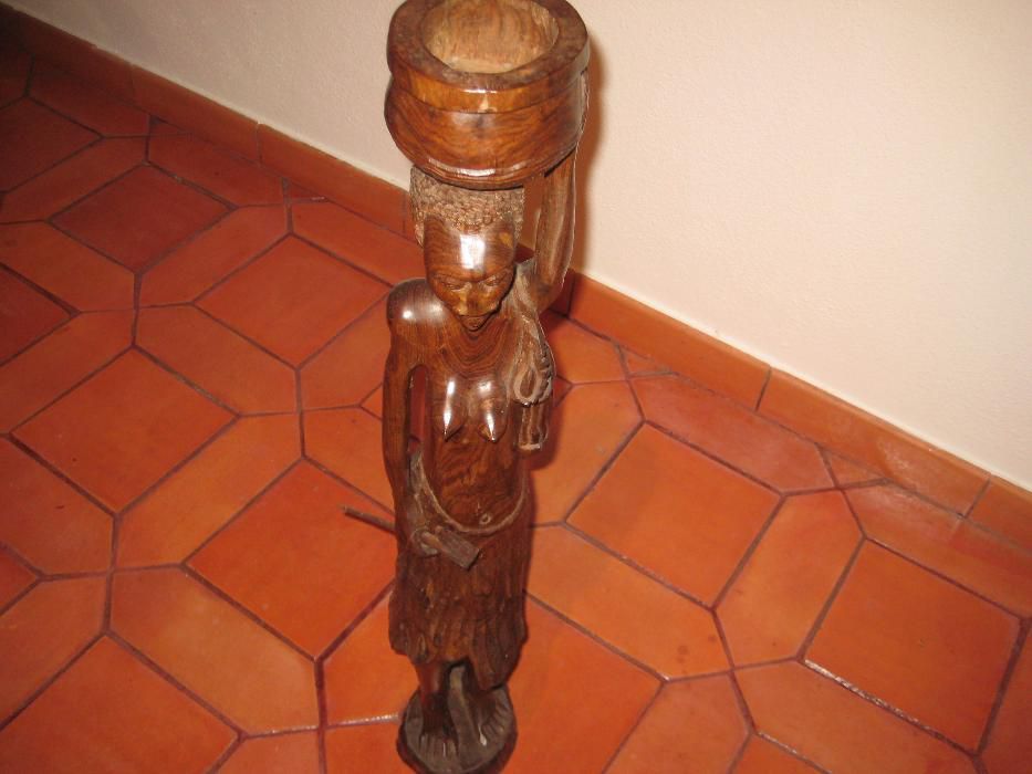 Artesanato africano,estatueta 80cms,mulher madeira maciça(NOVA)