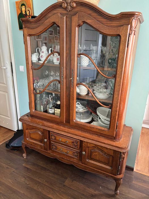 Komoda retro z przeszkloną witryną – elegancki mebel z charakterem