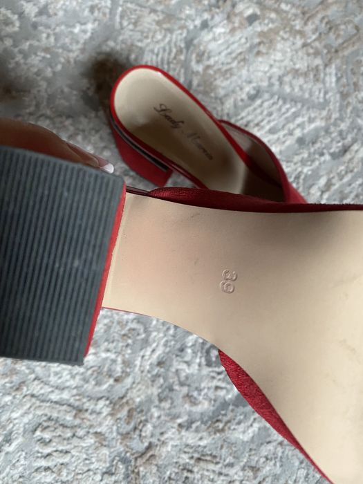 Шльопанці на підборах, мюлі